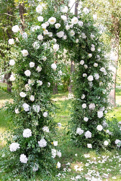 Arche décorative de mariage avec des fleurs blanches