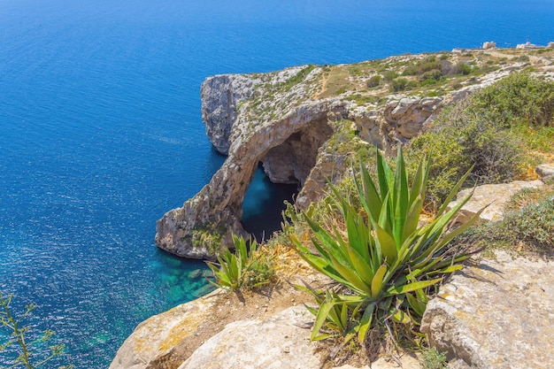 Arche de la falaise rocheuse de la grotte bleue à Malte vue aérienne de la mer Méditerranée à l'île