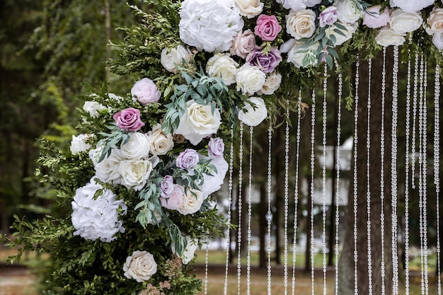 Arche festive pour la cérémonie de peinture des jeunes mariés le jour du mariage, décoration de mariage avec fleurs fraîches