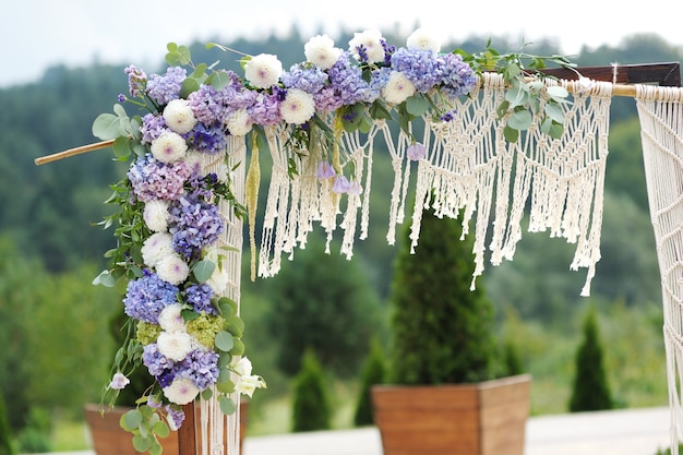 Arche de fleurs sur la cérémonie de mariage