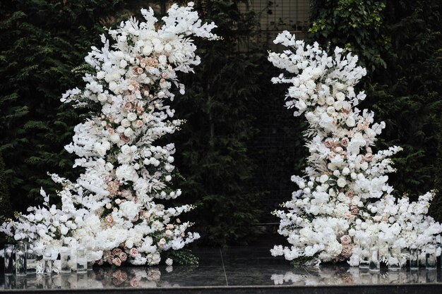 Une arche florale avec des fleurs blanches