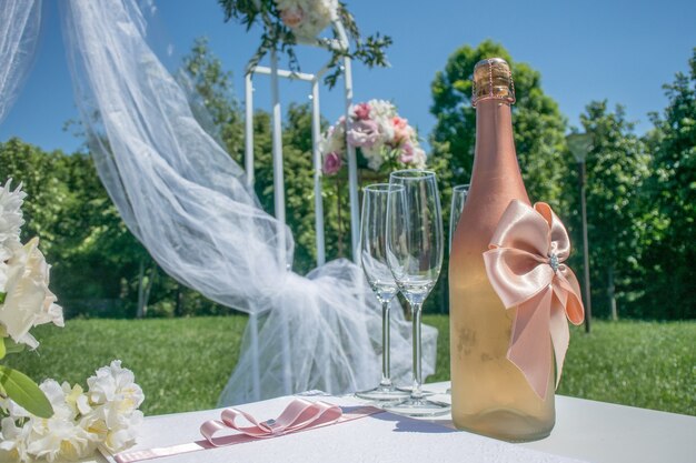 arche de mariage avec champagne dans la nature