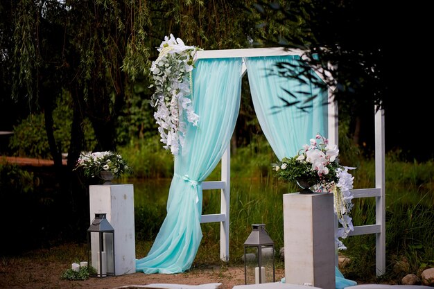 Arche de mariage de couleur turquoise sur le lac de fond