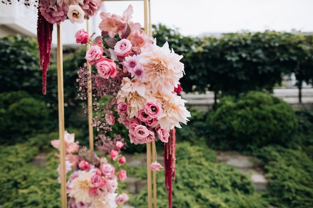 Arche de mariage faite de fleurs roses fraîches Décor de mariage