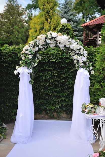 Arche de mariage avec fleurs blanches