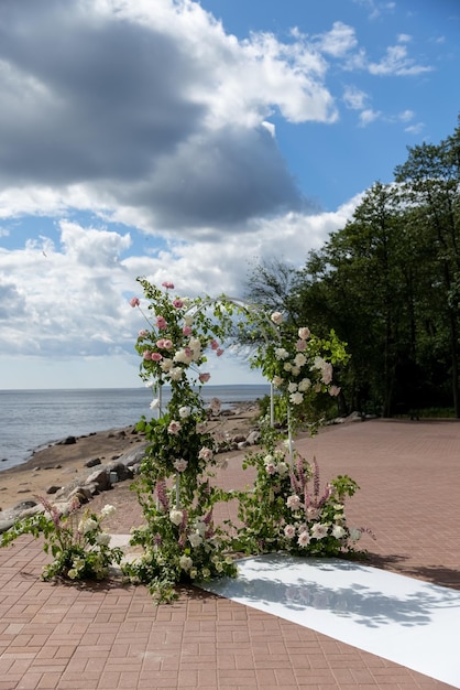 arche de mariage avec des fleurs avec vue sur la mer