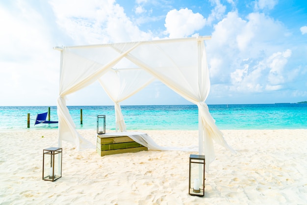 arche de mariage sur la plage avec la station balnéaire tropicale des Maldives et la mer