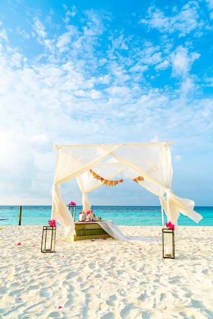 arche de mariage sur la plage avec la station balnéaire tropicale des Maldives et la mer
