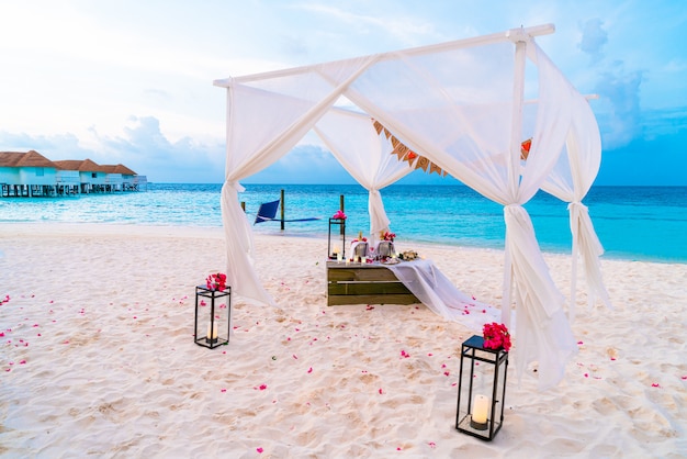 arche de mariage sur la plage avec tropical Maldives resort et mer