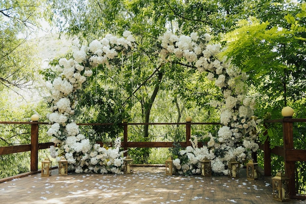 Arche de mariage ronde avec décor de fleurs et bougies