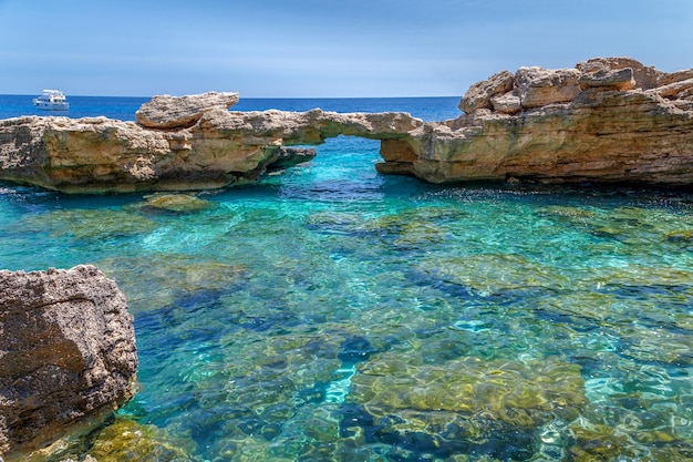 Arche naturelle en falaise rocheuse dans le Parc National du Golfe d'Orosei Sardaigne Italie