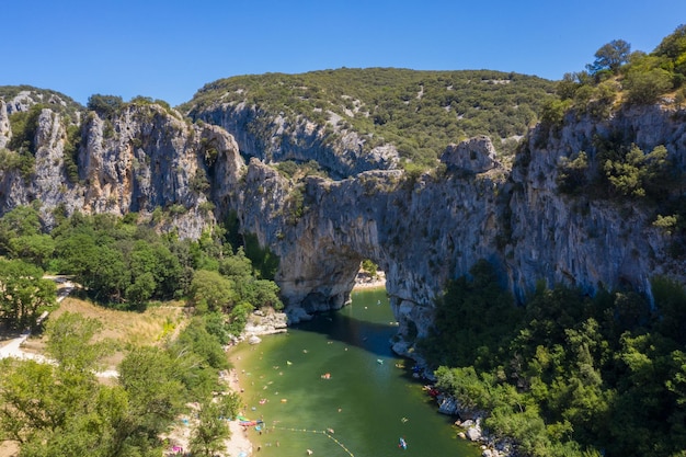 Arche naturelle sur la rivière contre un ciel dégagé