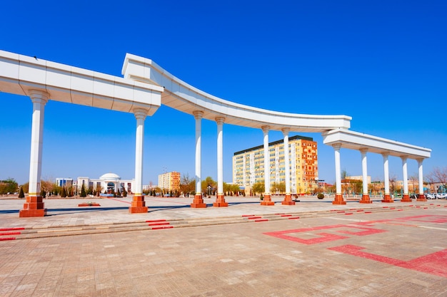 Arche sur la place de l'Indépendance à Nukus