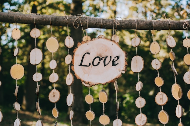 Photo arche pour la cérémonie de mariage de la toile de jute et des bûches de bois dans la pinède