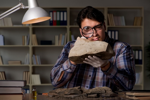 Archéologue Travaillant Tard Dans La Nuit