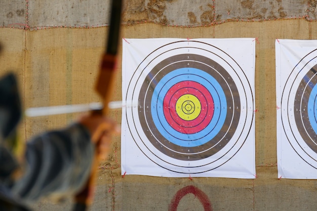 Archer vise le tir à l&#39;arc à la cible