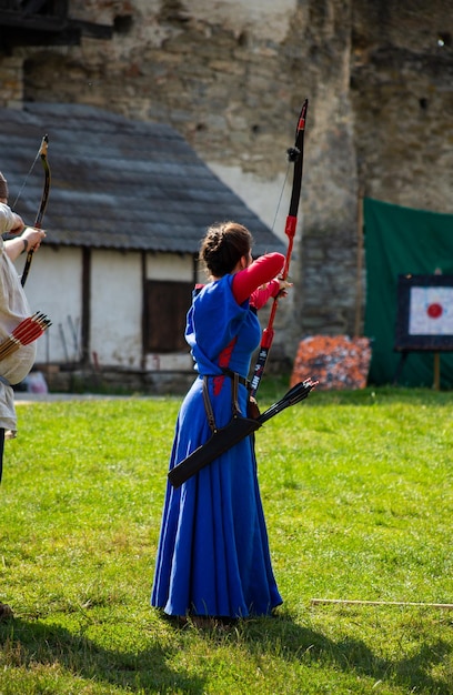 Archers médiévaux avec arcs sur le territoire du château