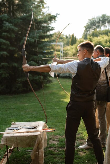 Les archers tirent à partir d'arcs classiques en bois