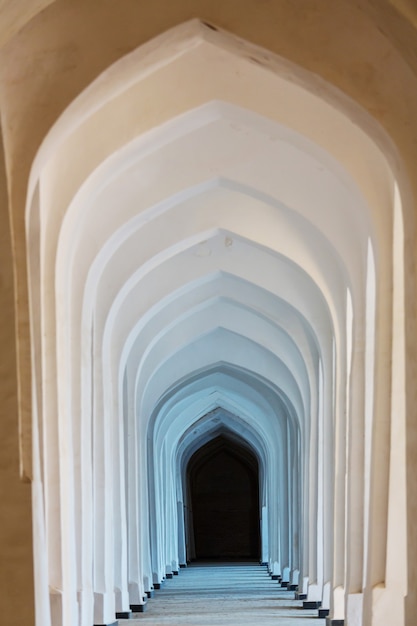 Arches blanches arabes dans la mosquée Kolon. Boukhara. Ouzbékistan. Asie centrale.