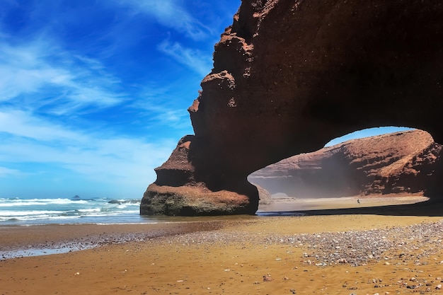 Arches naturelles et grands rochers sur la côte atlantique du Maroc