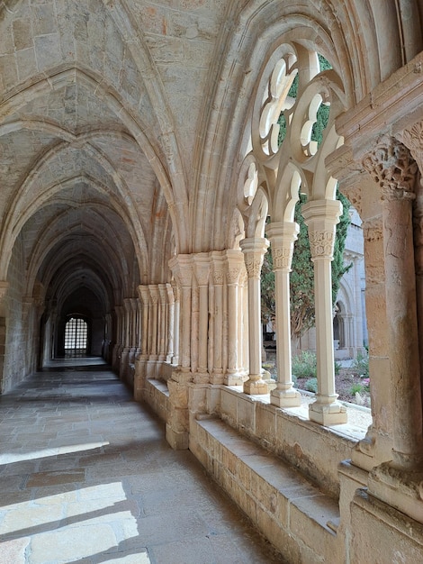 Arches en pierre dans l'ancien monastère de Poblet