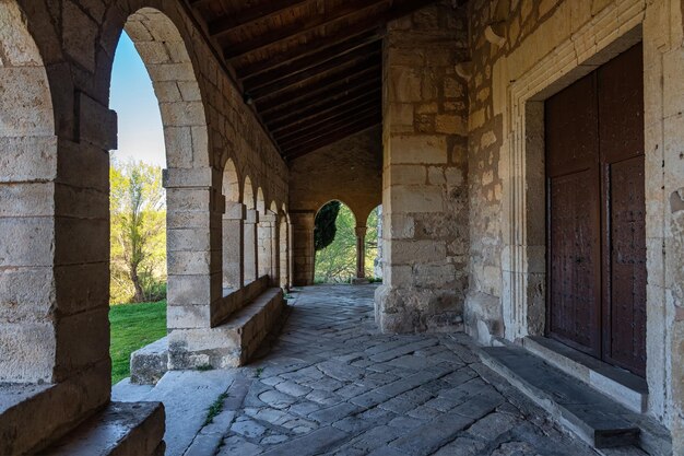 Photo des arches en pierre de style romanesque dans l'église médiévale de tamajon guadalajara en espagne