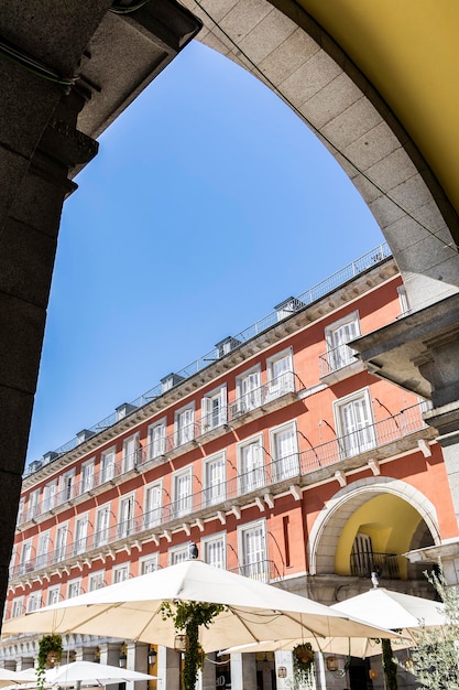 Arches de la Plaza Mayor à Madrid en Espagne. Lieu touristique au centre de Madrid