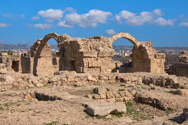 Arches romaines dans le parc archéologique de Pafos à Kato