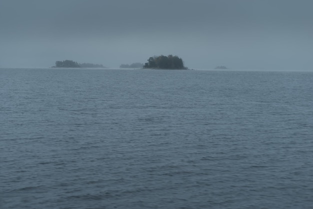 Un archipel d'îles visible dans la brume Vue depuis l'eau