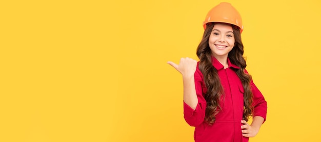 Architecte adolescent fille enfant porter un casque pour la protection et la sécurité des bâtiments éducation des enfants sur le chantier de construction Constructeur d'enfants dans la conception d'affiches horizontales de casque