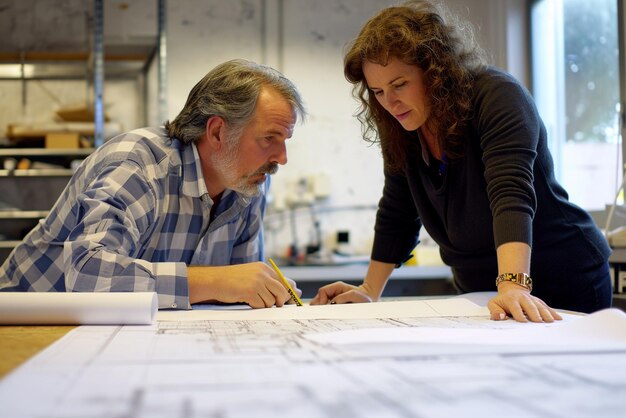 architecte au travail devant un plan