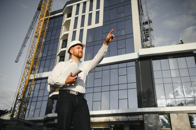 Architecte en casque près du nouveau bâtiment