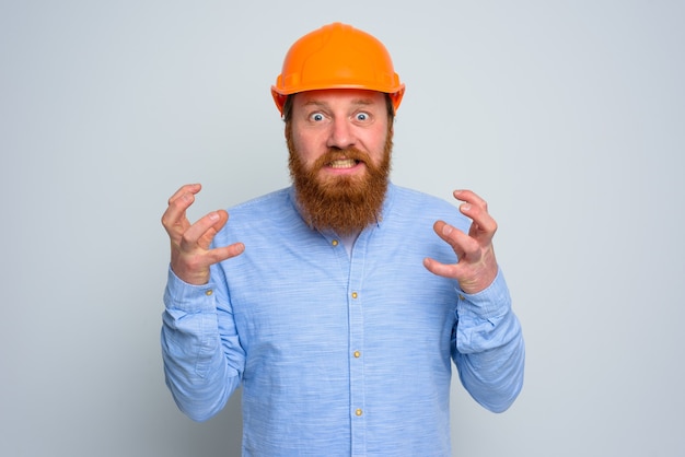 Architecte de colère isolé avec barbe et casque orange