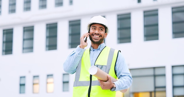 Architecte confiant et heureux excité parlant au téléphone acceptant le plan de construction pour le développement de bureaux dans la ville Joyeux entrepreneur ou surveillant ambitieux négociant un accord sur la technologie