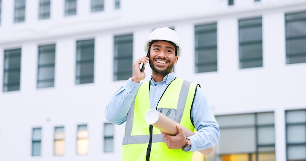 Photo architecte confiant et heureux excité parlant au téléphone acceptant le plan de construction pour le développement de bureaux dans la ville joyeux entrepreneur ou surveillant ambitieux négociant un accord sur la technologie