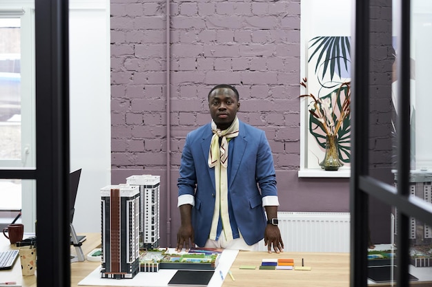 Architecte debout au bureau avec son projet