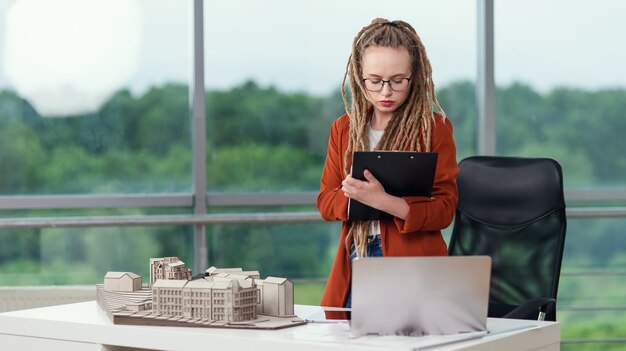 Architecte habile avec des dreadlocks