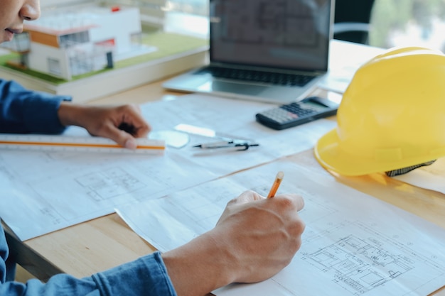 Architecte ou ingénieur travaillant au bureau