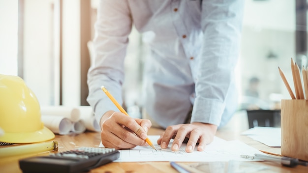 Architecte ou ingénieur travaillant dans le bureau