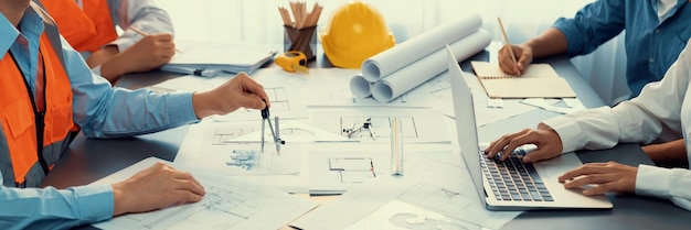 Architecte ou ingénieur travaillant sur le plan de construction au bureau Insight