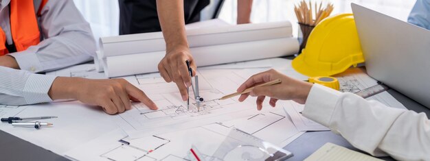 Architecte ou ingénieur travaillant sur le plan d'immeuble entrepreneur concevant et dessinant un plan d'immeuble avec un outil pour le projet de construction Ingénieur civil et conception d'architecture Insight