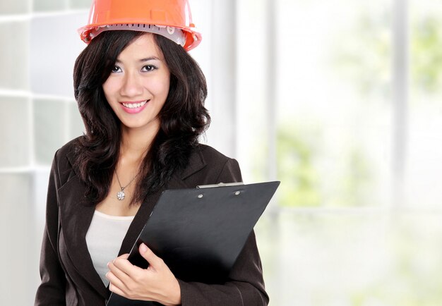 Architecte de la jeune femme avec casque orange