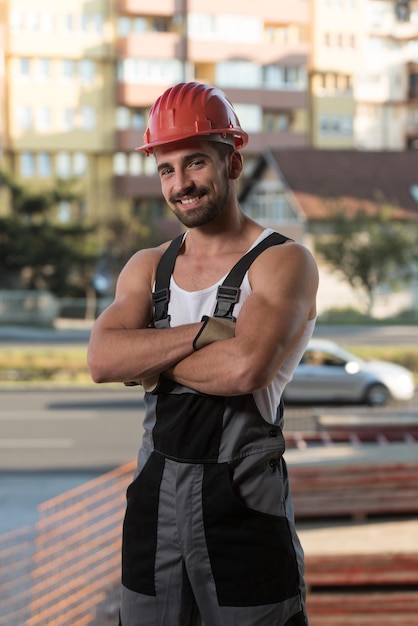 Architecte masculin réussi sur un chantier avec les bras croisés