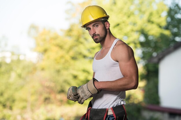 Photo architecte masculin réussi sur un chantier avec des gants prend son envol