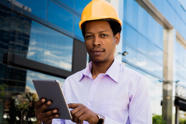 Architecte professionnel en casque avec tablette.