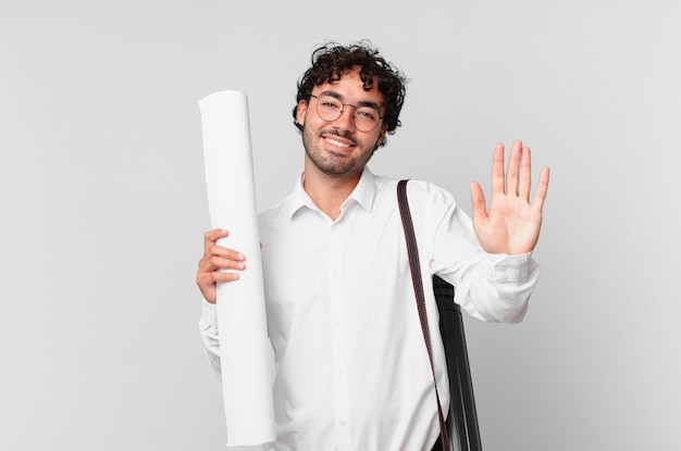 Architecte souriant joyeusement et joyeusement, agitant la main, vous accueillant et vous saluant, ou vous disant au revoir