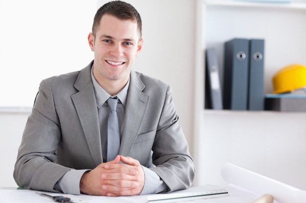 Architecte souriant avec les mains jointes