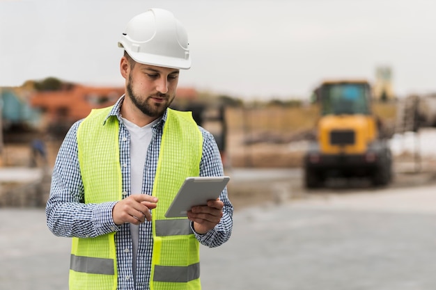 Photo architecte de tir moyen tenant une tablette