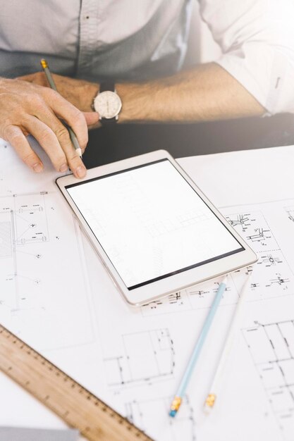 Architecte travaillant avec tablette, gros plan