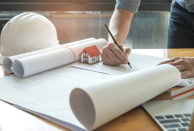 Photo les architectes écrivent avec le modèle de maison